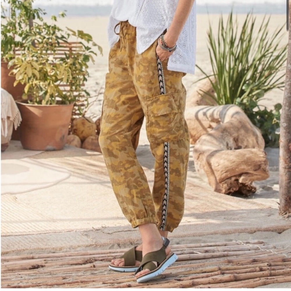 Sundance Constas Camo Embroidered
Joggers pants size petite medium